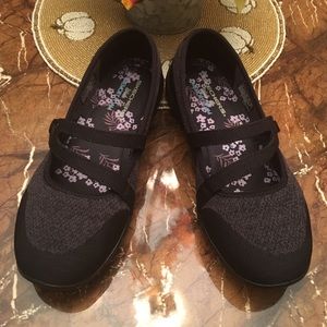 Sketchers black memory foam shoes 9 wide